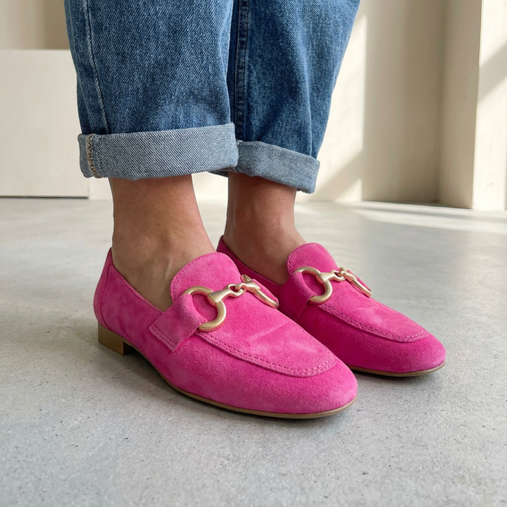Refined Pink Loafers with Gold Detail – Confident Style, All-Day Comfort