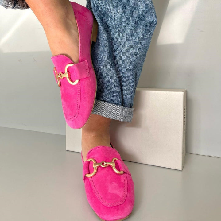 Refined Pink Loafers with Gold Detail – Confident Style, All-Day Comfort