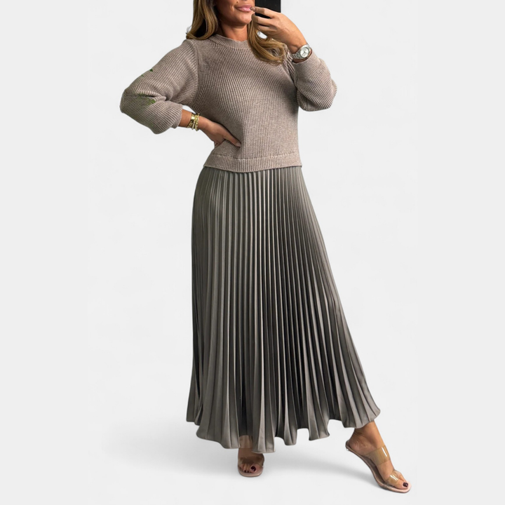 Claudia | Maxi dress with sweater and pleated skirt